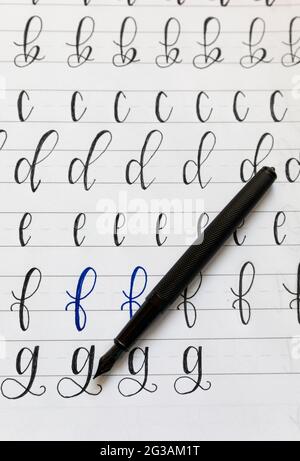 lettere moderne di calligraphy in un libro di pratica Foto Stock