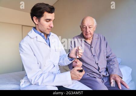 Nurse fa il test di glucosio di sangue in anziani con il diabete come una routine nella cura anziana Foto Stock