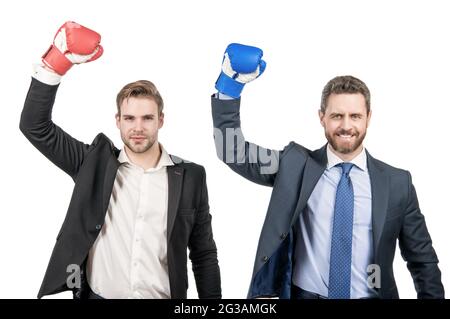 due uomini d'affari di successo in guanti di boxe alzarono le mani isolate su bianco, lavoro di squadra successo Foto Stock