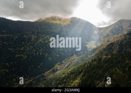 Raggio di luce sulla valle di OS de Civís, in autunno, scendendo dalla cima della Torre de Cabús (Alt Urgell, Catalogna, Spagna, Pirenei) Foto Stock