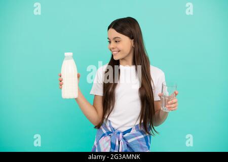 yogurt a colazione. bicchiere e bottiglia di latte per bambini. prodotto con bevande a base di latte per bambini. Foto Stock