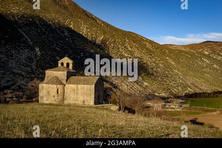 Chiesa romanica di Sant Serni, a Cabó (Alt Urgell, Lleida, Catalogna, Spagna, Pirenei) ESP: Iglesia románica de Sant Serni, en Cabó (Cataluña) Foto Stock