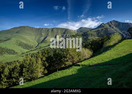 Valle di Setúria in primavera, vista dal col de la Botella, nella stazione sciistica Pal. (Andorra, Pirenei) ESP: Vista del valle de Setúria en primavera Foto Stock