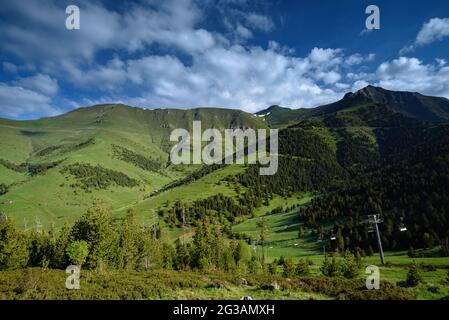 Valle di Setúria in primavera, vista dal col de la Botella, nella stazione sciistica Pal. (Andorra, Pirenei) ESP: Vista del valle de Setúria en primavera Foto Stock