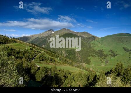 Valle di Setúria in primavera, vista dal col de la Botella, nella stazione sciistica Pal. Sullo sfondo, il passo di montagna del Porto di Cabús (Andorra, Pirenei) Foto Stock