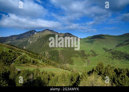 Valle di Setúria in primavera, vista dal col de la Botella, nella stazione sciistica Pal. Sullo sfondo, il passo di montagna del Porto di Cabús (Andorra, Pirenei) Foto Stock