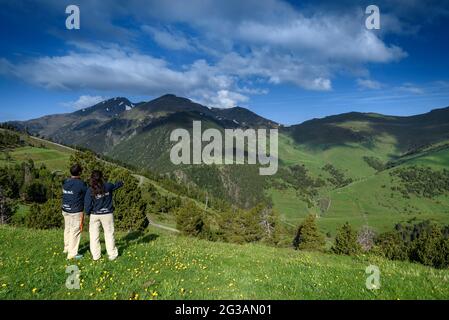 Valle di Setúria in primavera, vista dal col de la Botella, nella stazione sciistica Pal. Sullo sfondo, il passo di montagna del Porto di Cabús (Andorra, Pirenei) Foto Stock