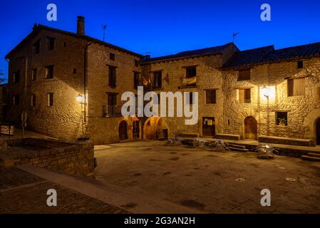 Strade della città di Roda de Isábena nell'ora blu e di notte (Ribagorza, Aragon, Spagna) ESP: Calles de la villa de Roda de Isábena al amanecer Foto Stock