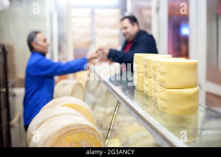 Kars, Turchia - 01-29-2016 : formaggio cheddar tradizionale Kars vecchio. Foto Stock