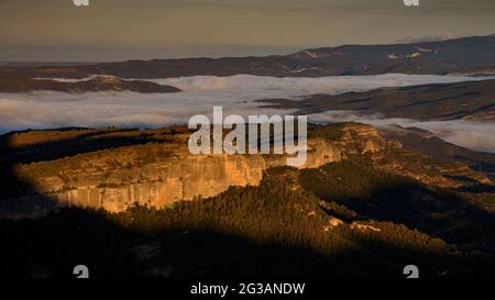 Alba sulla cima del Tozal de Calvera, nella catena montuosa della Sierra del Castillo de Laguarres. (Valle Isábena, Huesca, Aragona, Spagna, Pirenei) Foto Stock