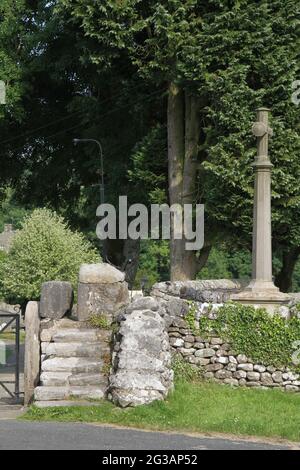 Pietra stille su muro in e dalla chiesa parrocchiale di St. Michael & All Angels Linton, Yorkshire, Inghilterra UK Foto Stock