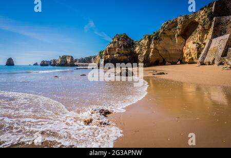 Scogliere di Praia da Dona Ana, spiaggia sabbiosa con acque blu limpide in una giornata di sole, senza persone, Lagos, Algarve, Portogallo Foto Stock
