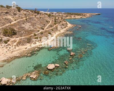 Vista sul drone sulla costa della spiaggia di Konnos sull'isola di Cipro Foto Stock