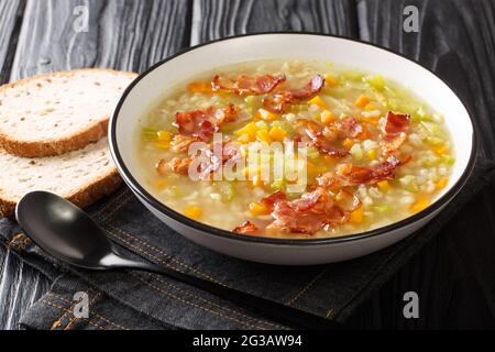 Zuppa svizzera di Barley Grubarunder Gerstensuppe con verdure e carne da vicino nel piatto sul tavolo. Orizzontale Foto Stock