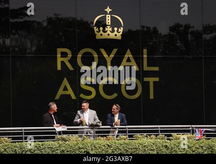 Racegoers durante il giorno uno di Ascot reale all'Ippodromo di Ascot. Data immagine: Martedì 15 giugno 2021. Foto Stock