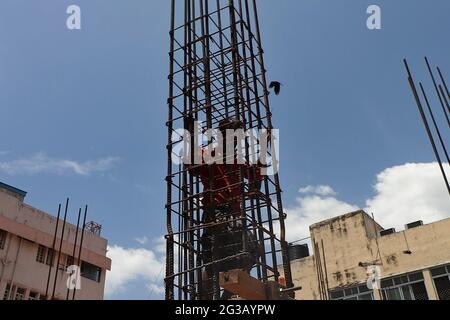 Chennai, Tamil Nadu, India. 15 giugno 2021. I lavoratori lavorano in un edificio ospedaliero in costruzione a Chennai. Credit: Sri Loganathan/ZUMA Wire/Alamy Live News Foto Stock