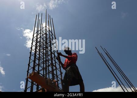 Chennai, Tamil Nadu, India. 15 giugno 2021. I lavoratori lavorano in un edificio ospedaliero in costruzione a Chennai. Credit: Sri Loganathan/ZUMA Wire/Alamy Live News Foto Stock