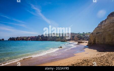 Praia da Dona Ana Beach, spiaggia sabbiosa con acqua blu limpida tra le scogliere in una giornata di sole, senza persone, Lagos, Algarve, Portogallo Foto Stock