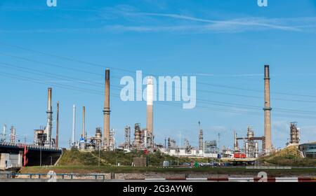 Rotterdam,Holland,03-marzo-2018:inquinamento da fumo di una centrale elettrica in olanda vicino a rotterdam nella zona di europoort Foto Stock