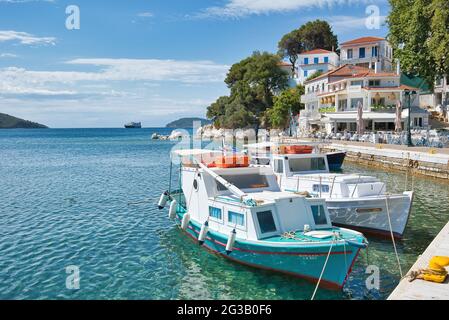 SKIATHOS, GRECIA - 14 giu 2021: Il vecchio porto della città di Skiathos . Estate 2021, vacanze nelle isole della Grecia, isola di Skiathos, Grecia, 6-13- Foto Stock