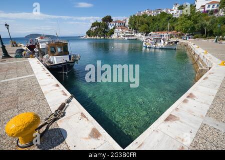 SKIATHOS, GRECIA - 14 giu 2021: Il vecchio porto della città di Skiathos . Estate 2021, vacanze nelle isole della Grecia. Isola di Skiathos, Grecia, 6-13- Foto Stock