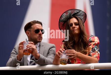 Racegoers durante il giorno uno di Ascot reale all'Ippodromo di Ascot. Data immagine: Martedì 15 giugno 2021. Foto Stock