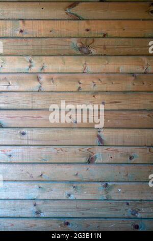 Colpo di closeup verticale di una vecchia superficie di legno con tavole Foto Stock