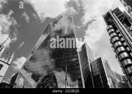 Il Lloyds Building e il grattacielo Scalpel da Leadenhall Street nella città di Londra, Regno Unito Foto Stock