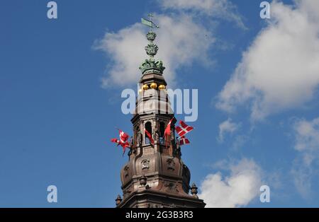 Copenaghen, Danimarca. 15 giugno 2021, Denamrk festeggia in memoria della vittoria del re valdemar del 1219 e dannebrog vola sul parlamento danese e su tutti Foto Stock