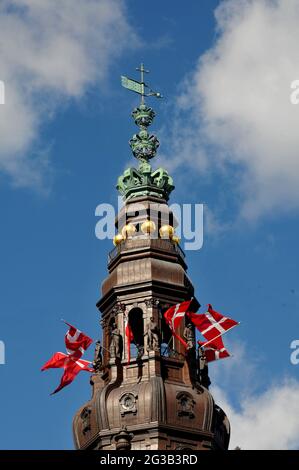 Copenaghen, Danimarca. 15 giugno 2021, Denamrk festeggia in memoria della vittoria del re valdemar del 1219 e dannebrog vola sul parlamento danese e su tutti Foto Stock