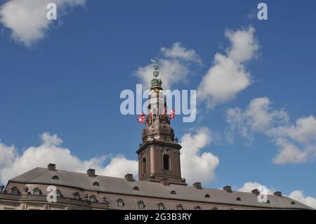 Copenaghen, Danimarca. 15 giugno 2021, Denamrk festeggia in memoria della vittoria del re valdemar del 1219 e dannebrog vola sul parlamento danese e su tutti Foto Stock