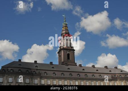 Copenaghen, Danimarca. 15 giugno 2021, Denamrk festeggia in memoria della vittoria del re valdemar del 1219 e dannebrog vola sul parlamento danese e su tutti Foto Stock