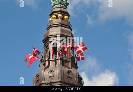 Copenaghen, Danimarca. 15 giugno 2021, Denamrk festeggia in memoria della vittoria del re valdemar del 1219 e dannebrog vola sul parlamento danese e su tutti Foto Stock