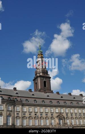 Copenaghen, Danimarca. 15 giugno 2021, Denamrk festeggia in memoria della vittoria del re valdemar del 1219 e dannebrog vola sul parlamento danese e su tutti Foto Stock