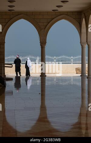 Una coppia di Druze passeggiate nel complesso del famoso santuario/tomba Nabi Shuʿayb o Nabi Shuaib situato vicino a Kfar Zeitim, Moshav Arbel. Israele Foto Stock