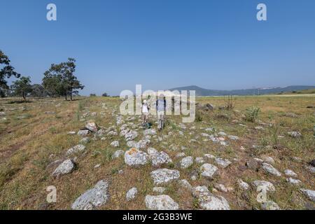 Padre-figlio che camminava sulla strada romana tra acri e Tiberiade, era probabilmente il percorso usato da Gesù nel suo viaggio da Nazaret al Mare di Galilea Foto Stock