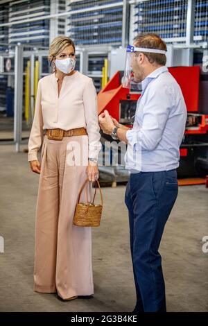 Nieuwkuijk, Paesi Bassi. 15 giugno 2021. La regina Maxima visita la Veluw Metal Creations durante una visita di lavoro. Veluw Metal Creations, con 110 dipendenti, lavora lamiere di ferro, alluminio e acciaio inossidabile. L'azienda produce ricambi per macchine e veicoli in tutti i settori, interni per negozi e nel mondo medico. Nieuwkuijk, Paesi Bassi il 15 giugno 2021. Foto di Robin Utrecht/ABACAPRESS.COM Credit: Abaca Press/Alamy Live News Foto Stock