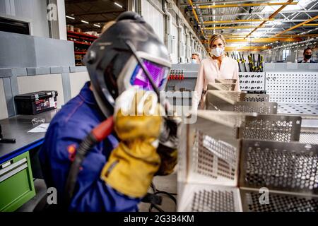 Nieuwkuijk, Paesi Bassi. 15 giugno 2021. La regina Maxima visita la Veluw Metal Creations durante una visita di lavoro. Veluw Metal Creations, con 110 dipendenti, lavora lamiere di ferro, alluminio e acciaio inossidabile. L'azienda produce ricambi per macchine e veicoli in tutti i settori, interni per negozi e nel mondo medico. Nieuwkuijk, Paesi Bassi il 15 giugno 2021. Foto di Robin Utrecht/ABACAPRESS.COM Credit: Abaca Press/Alamy Live News Foto Stock