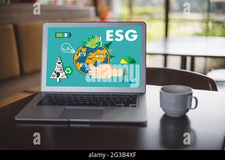 ESG ambiente sociale e governance strategia sostenibile per l'uomo d'affari ESG Foto Stock