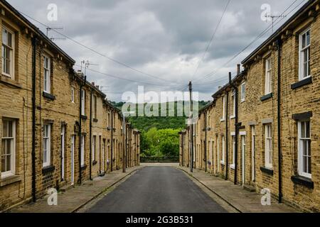 Herbert Street, senza auto o persone, una strada nel villaggio di Saltaire, un sito patrimonio dell'umanità dell'UNESCO famoso per il suo modello di villaggio parte di Salts Mill Foto Stock