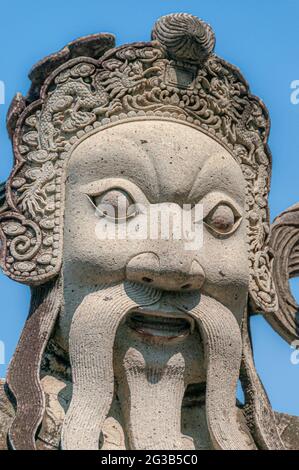 Un guardiano cinese ha sopportato la statua dell'uomo nel complesso del tempio di Wat Pho Wat po a Bangkok in Thailandia nel sud-est asiatico. Foto Stock