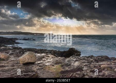 In tarda serata la luce su Fistral Bay a Newquay in Cornovaglia. Foto Stock