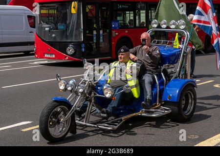 Londra, Regno Unito. 15 giugno 2021. Marzo per la giustizia per Gurkhas a Whitehall Londra UK alla ricerca di una retribuzione migliore e pensioni per servire e pensione Gurkhas in pensione. Credit: Ian Davidson/Alamy Live News Foto Stock