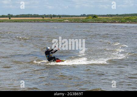 13 giugno 2021 - Malmo, Svezia: Un kite surfer pratica la sua abilità una ventosa giornata estiva Foto Stock