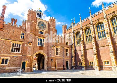 Clock Court con un orologio astronomico a Hampton Court Place, Richmond, Londra, Regno Unito Foto Stock