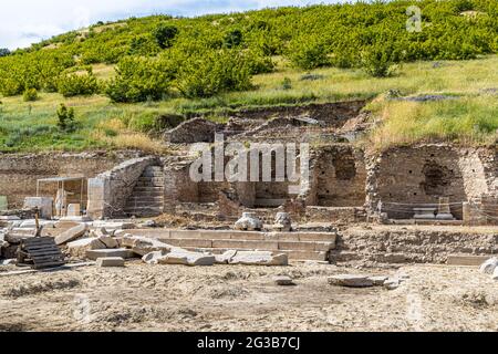 Il sito di scavo dell'antica città di Heraclea Sintica vicino Petrich, Bulgaria. Heraclea Sintica fu fondata intorno al 300 a.C. da Cassander, re del Regno di Macedone (r. 305-297 a.C.), che fondò anche Salonicco Foto Stock