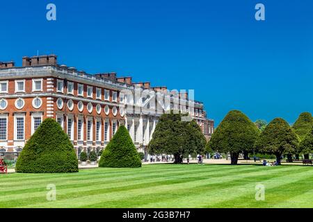 Vista della parte barocca del palazzo dal Great Fountain Garden all'Hampton Court Palace, Richmond, Londra, UK Foto Stock