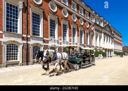 Carrozza trainata da cavalli di fronte al palazzo nel Great Fountain Garden all'Hampton Court Place, Richmond, Londra, UK Foto Stock