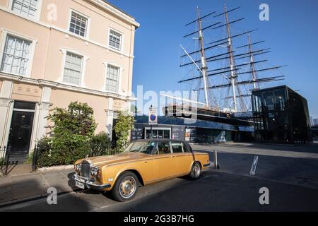 Un'automobile di Rolls Royce siede fuori di una casa a schiera su King William Walk con il Sark di Cutty sullo sfondo, Greenwich, Londra sudorientale, Inghilterra Foto Stock