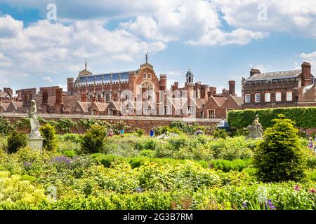 Vista del Rose Garden presso l'Hampton Court Palace in stile tudor, Richmond, Londra, Regno Unito Foto Stock